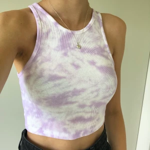 Tie dye färgat linne 2 - Ett supersnyggt tie-dye färgat linne i en croppad modell. Har aldrig använt så det är nyskick. Frakt tillkommer på 22kr. Detta är tyvärr redan sålt, men jag har lagt upp nya!:)
