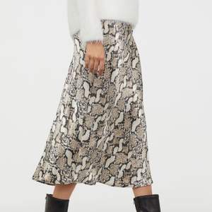 Säljer en jättefin kjol med snake mönster. Den är bara använd enstaka gånger så är som ny. Storlek 34 och är knälång. Pris 40 kr