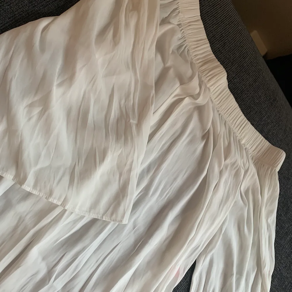 Vit off shoulder blus från Gina, aldrig använd. . Blusar.