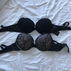 Bh-ar - Två bh-ar. Den svarta med spets från hm storlek 75A. Den svarta och nude från Lindex storlek 75A. Säljer för de inte kommer till användning, använda sparsamt.båda för 200 eller 65 kr styck. Köpare står för frakten.