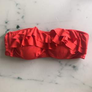 Röd bikinitopp med volang, från h&m 👙 sparsamt använd så i fint skick! Kan mötas upp i Uppsala, annars står köparen för frakt ✨