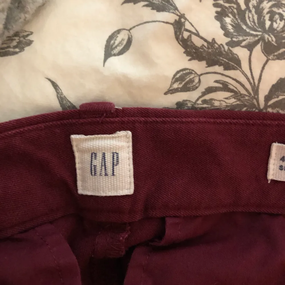 Skitsnygga kostymbyxor från gap!!  Endast använda 1 gång pga att det tyvärr är för korta för mig som är 172 cm. Väldigt bra skick. Storlek S   📦frakten ingår vid snabb affär 💸betalning sker via swish. Jeans & Byxor.