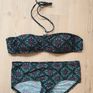 Bikini - Mönstrad bikini från Lindex, använd någon enstaka gång. Köparen står för frakt.