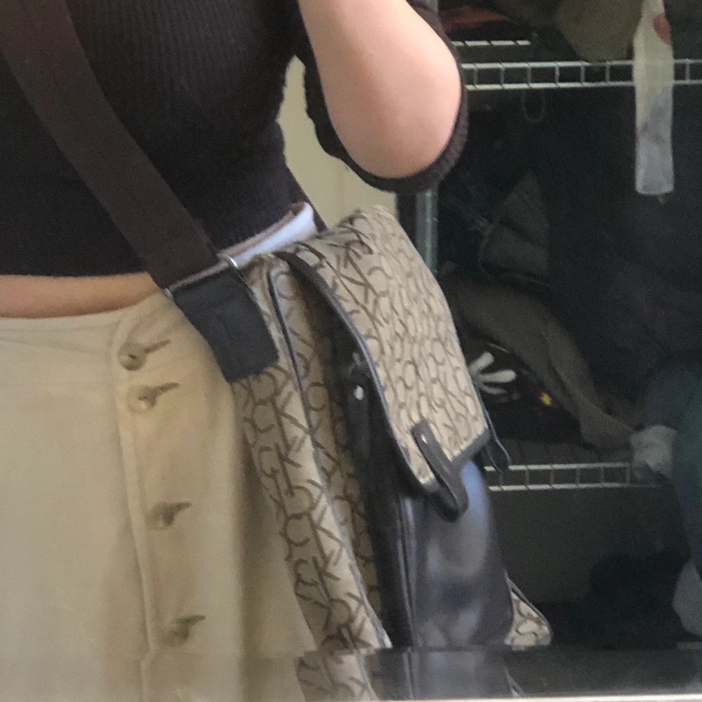 Snygg, CK väska som gått rymmer en dator, praktisk och i mycket fint skick förutom några små repor på lädret (kan skicka bild på det om önskas). Frakt ingår ej. Budgivning om flera blir intresserade. Väskor.