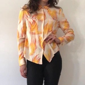 Superskön skjorta från Samsøe o Samsøe - Favoritskjorta som tyvärr har blivit lite fnuttig på mig. 💫  Betalning sker med Swish. Köparen stån för frakten. Kan också hämtas upp i Hökarängen, Sthlm.