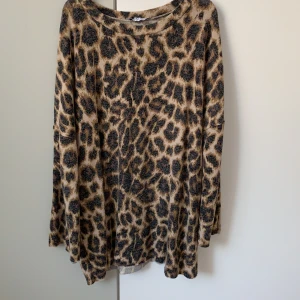 Leopardfärgad tröja- Zara  - Ganska tunn, jättefin till de mesta. 
