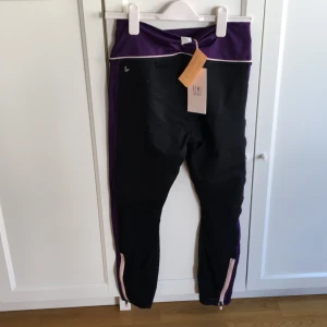 Fabeltics Demi Lovato - High waist mesh power hold. Moisture wicking compression fabric. All way stretch chafe free. Internal waistband pocket for key/card. 2 of them, one new as the picture and one second hand for the same price 🤩