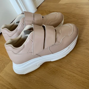 Skor - Ett par enkla & fina skor som har använts 1 gång! Säljer pga flytt