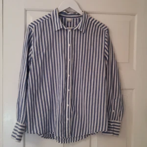 Skjorta från Gina Tricot - Blå vit randig skjorta. 