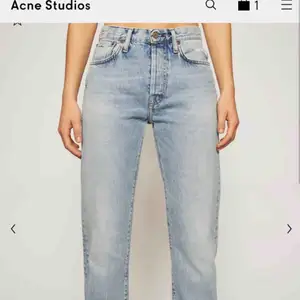 SKIT SNYGGA acne jeans från deras blå konst kollektion! säljes pga försmå men sitter skitsnyggt på! Skriv för fler bilder! Pris går att diskuteras! 