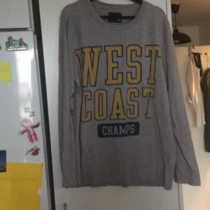 Stor mysig tröja stl L - Tror egentligen att detta är en herrtröja men funkar lika bra för tjejer. Stor och mysig.