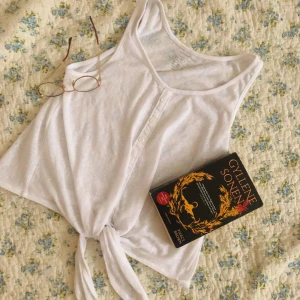 Vitt sommarlinne - Ett tunnt sommarlinne med knappar, och band att knyta lite hur man vill framtill. Den är lite genomskinlig, jag har ett kort svart linne under på bilden. Jag är en storlek 36 och linnet är storlek 40. Jätteskön att ha när det är varmt!! 