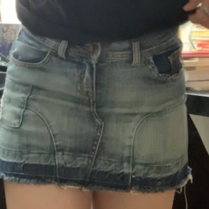 Jeans kjol - As snygg lågmidjad jeanskjol!! Kom privat för fler bilder på baksidan osv. 