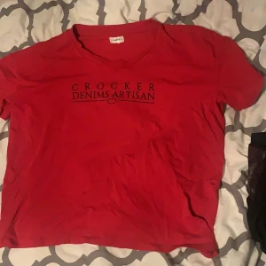 Röd t-shirt  - Röd t-shirt från CROCKER nästan aldrig använd.