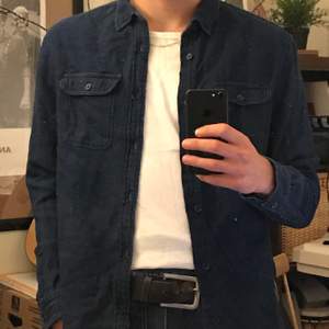 Mörkblå tjockskjorta som efterliknar en jeansskjorta, den är i storlek large och är fin