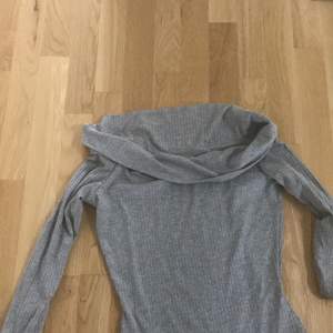 En grå offshoulder tröja från Åhléns i storlek S