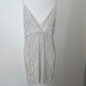 Klänning  - Ny klänning prislapp kvar  Storlek: S Tyvärr för liten för mig annars skulle jag använt den varje dag den är super fin och Inge fel på 