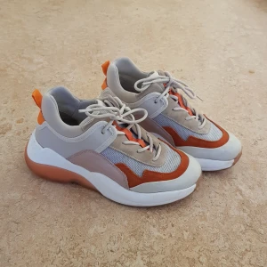 Sneakers från & other stories  - Supersnygga sneakers från & other stories i storlek 37. Sparsamt använda. Kan frakta eller mötas upp i Uppsala. Nypris ca 900 kr. Säljer för 400 inklusive frakt. 