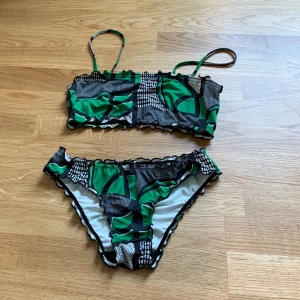 Bikini - Superfin bikini från Monki, knappt använd. Underdel XS, top S men den passar ända upp till M pga modellen.  