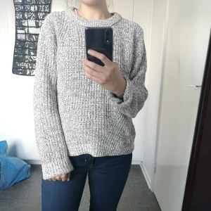 HM basic strl M  - Mysig tjocktröja från Hm basic. Har använts en del på vintrarna. Storleken är M men den passar en S också. Köparen står för frakt 