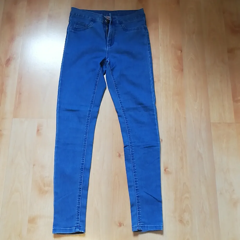 Ljusblå jeans med stretch från KappAhl i storlek 36. Använda 3 gånger och säljs pga. fel storlek. Har ej börjat blekna eller liknande. Har dragkedja och knapp, samt fickor bak och fram. 75% Bomull, 23% Polyester och 2% Elastan. Pris + inkl. frakt. . Jeans & Byxor.