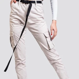 Cargobyxor  - Beiga cargobyxor från madlady.se. Använda 2 gånger. Köpta för 499kr. Mycket fint skick! Priset är inkluderat frakt. Storlek S