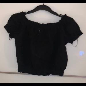 Svart mönstrad topp - Svart mönstrad topp från H&M. Köpt för 149kr & använd en gång. Storlek 36. Mint mönstrad och lite kortare med resår band. Priset är inkluderat frakt.
