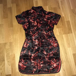 Klänning köpt i shanghai - Denna köpte jag som minne från Shanghai. Aldrig använd och passar någon med storlek 34. Passformen är figurnära