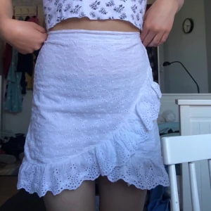 Vit volang kjol - Köpte den här på plick men den var lite för tight för mig så jag säljer den vidare🥰 Skitfin, framhäver dina ”assets” o är perfekt nu för sommaren. Högsta bud 130.