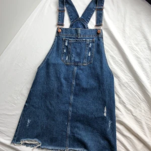 Hängselklänning River Island - Gullig hängselklänning i jeans med en ficka fram och två bak, storlek 10 (jag är en XS, sitter luftigt och rymligt på mig). Helt felfritt skick🦋