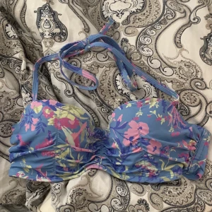 Bikiniöverdel - Säljer då den är för liten för mig, axelbanden kan man knyta så att de passar. 