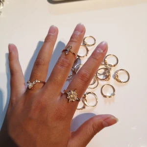 Guldfärgade ringar i olika storlekar  - 19 ringar i olika storlekar och stil. Kan skicka bättre bilder om du vill. Köpta från Amazon, aldrig använda. Säljer pga inte min stil. Kan mötas i Stockholm eller köpare står för frakt. 