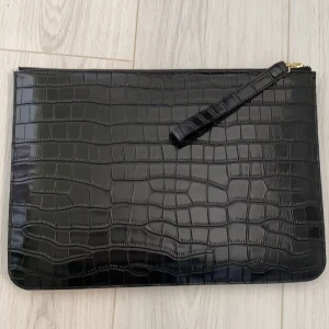 Datorfodral krokodilmönster - Helt nytt Datorfodral från ”Sign of sweden”. Min dator är 14 tum men den fick tyvärr inte plats så skulle säga att den mer passar för 13 tum (eller mindre)! Köpte för 599kr, säljer för 399kr men kan gå ner i pris vid snabb affär!💕