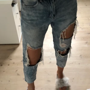 Slitna jeans - Men hur balla är inte dessa jeans!! Sitter sjukt bra på mig som har storlek xs-s. Säljs då jag inte använder dem och tycker de förtjänar att användas. Frakt tillkommer📦