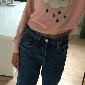 Pyjamas tröja från Primark - Säljer denna pyjamas tröja från primark. Tro mig när jag säger att det är den skönaste tröjan!!! För liten på mig därav säljer jag den. Frakt tillkommer📦
