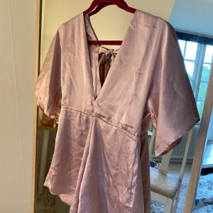 Jumpsuit från NA-KD, aldrig använd! - Superfin men aldrig fått användning av den på grund av att jag köpt för liten storlek, prislapp sitter kvar. Finns även ett tillhörande midjeband, se bild 2. Köparen står för frakten 