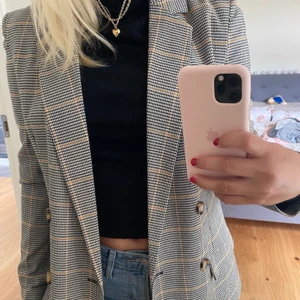 Rutig blazer - Snygg rutig blazer från vero Moda strl 34, nyskick o kan fraktas. 