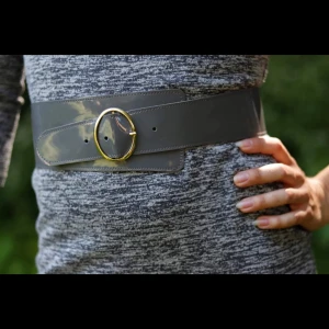 Grått lackbälte vintage med guldspänne - Grått lackbälte vintage med guldspänne. (Säljer även ett rött) Ännu ett bälte ifrån min stilikoniska mormor! 💄 Bra skick. Finns för avhämtning i Malmö, alt kan skickas (mot att köparen betalar frakten). Betalning via swish.