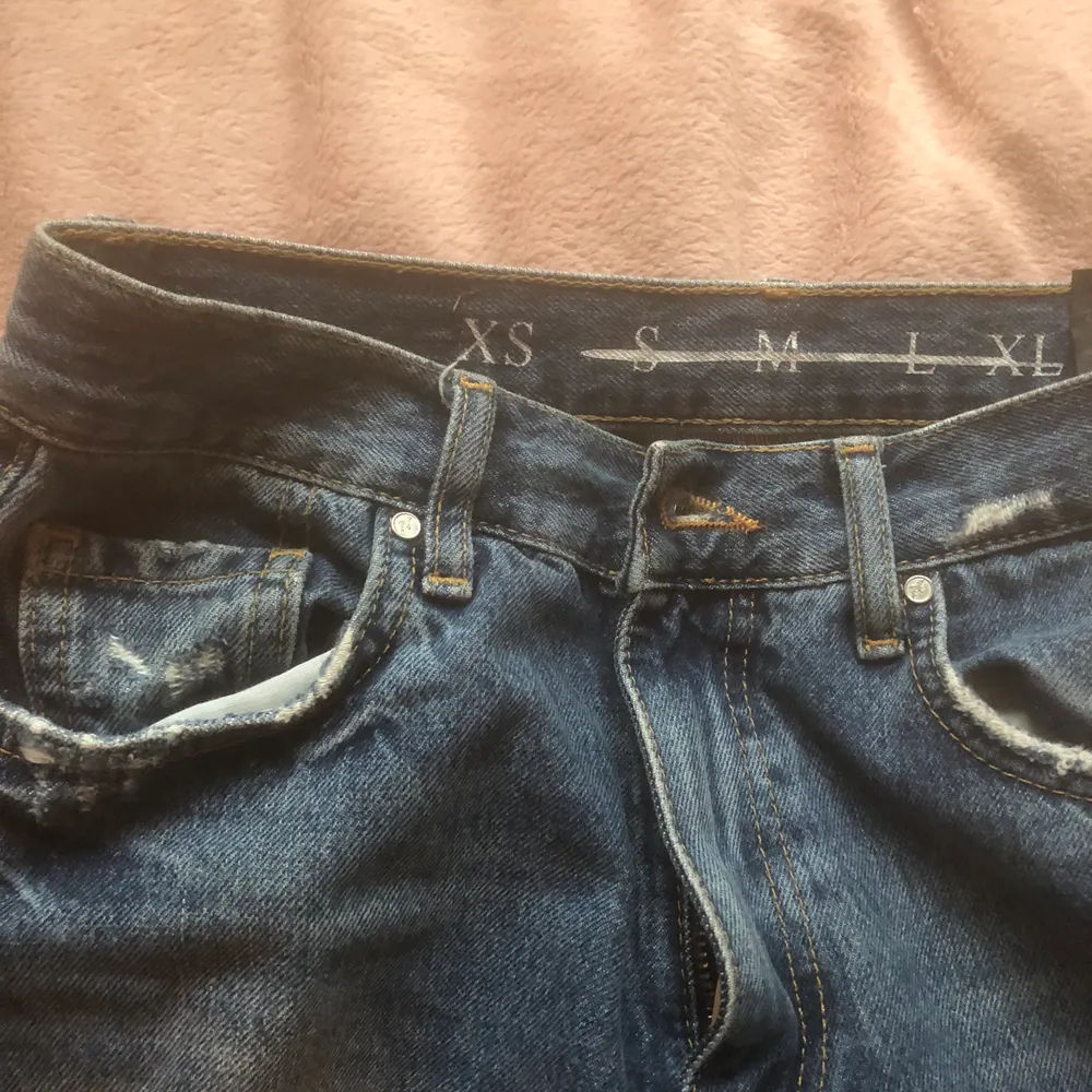 Raka jeans med hål som är köpta på bikbok, super snygga men försmå för mig. Dem sitter mycket bra men är lågmidjade så det passar inte mig så bra.. Jeans & Byxor.
