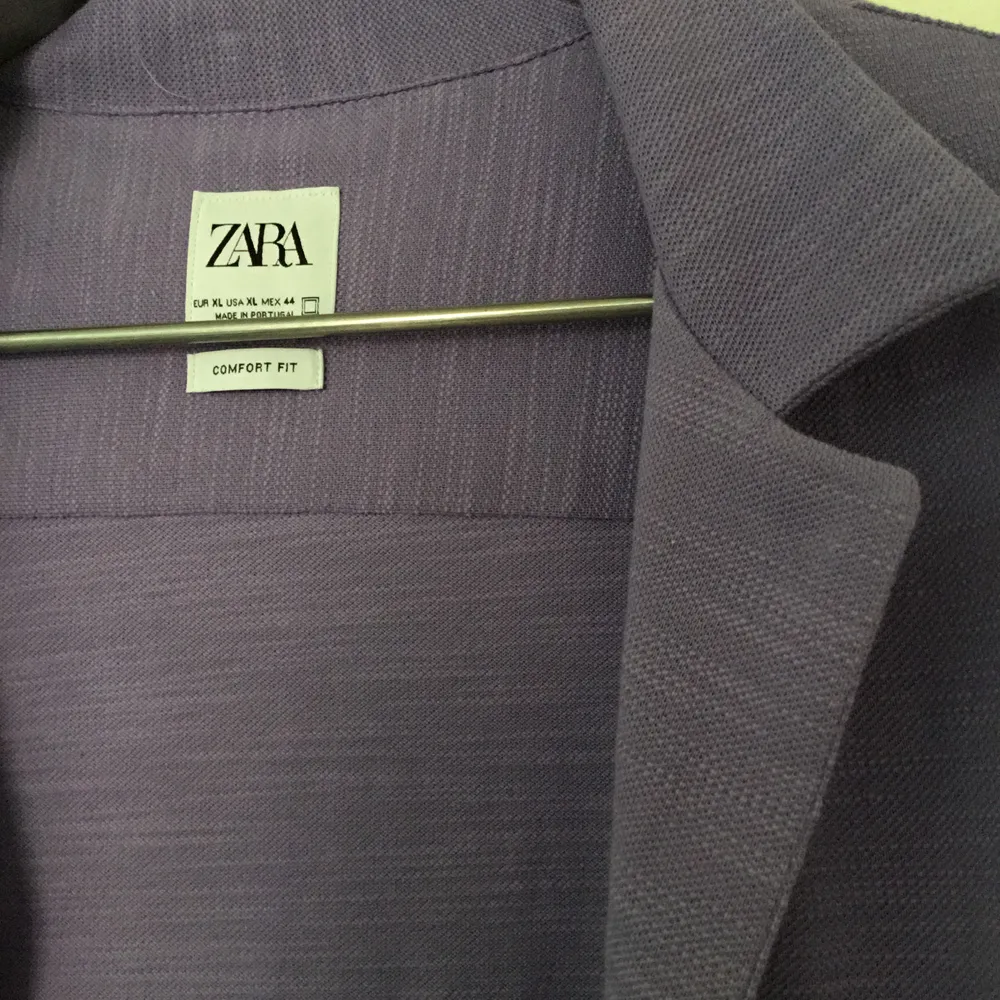 Super fräsch lila kortärmad skjorta ifrån zara 💜 nyskick, aldrig använd med prislapp kvar! Frakt ingår i priset 🌟. Skjortor.