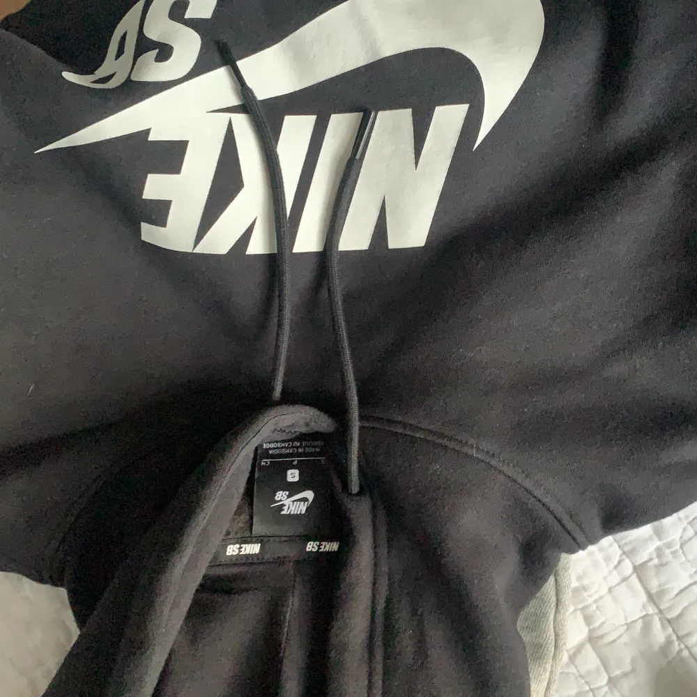 Nike sb hoodie i fint skick kostar runt 600 nypris :). Hoodies.