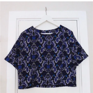 Topp från Bikbok - Snygg kort mönstrad blå topp/T-shirt från BIK BOK. Så snyggt mönster och passform! Slutsåld, passa på att fynda till lågt pris! Säljer likadan i annat mönster. Passar fler storlekar beroende på hur man vill att den ska sitta! Storlek M. 