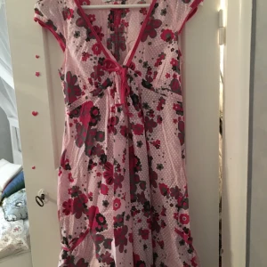 Klänning - En äldre, men jättefin klänning i storlek 36 som endast är använd vid två tillfällen. Säljes eftersom jag aldrig använder klänningar.  Köparen står för frakt.  #Klänning, #Dress