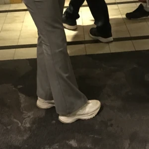 Utsvängda Kostymbyxor  - Säljer mina populära zara kostymbyxor i storlek XS, jag är 173💕 frakt ingår, sänker priset vid snabb affär