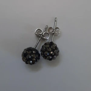 Örhängen - Frakt 11 kr. Se min profil för fler smycken. 