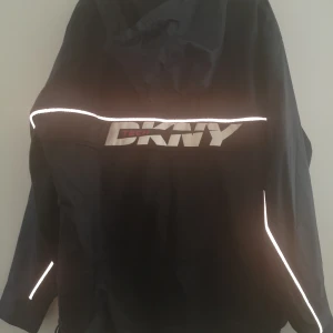 Vintage DKNY  - Reflex-vindjacka i fint skick. 