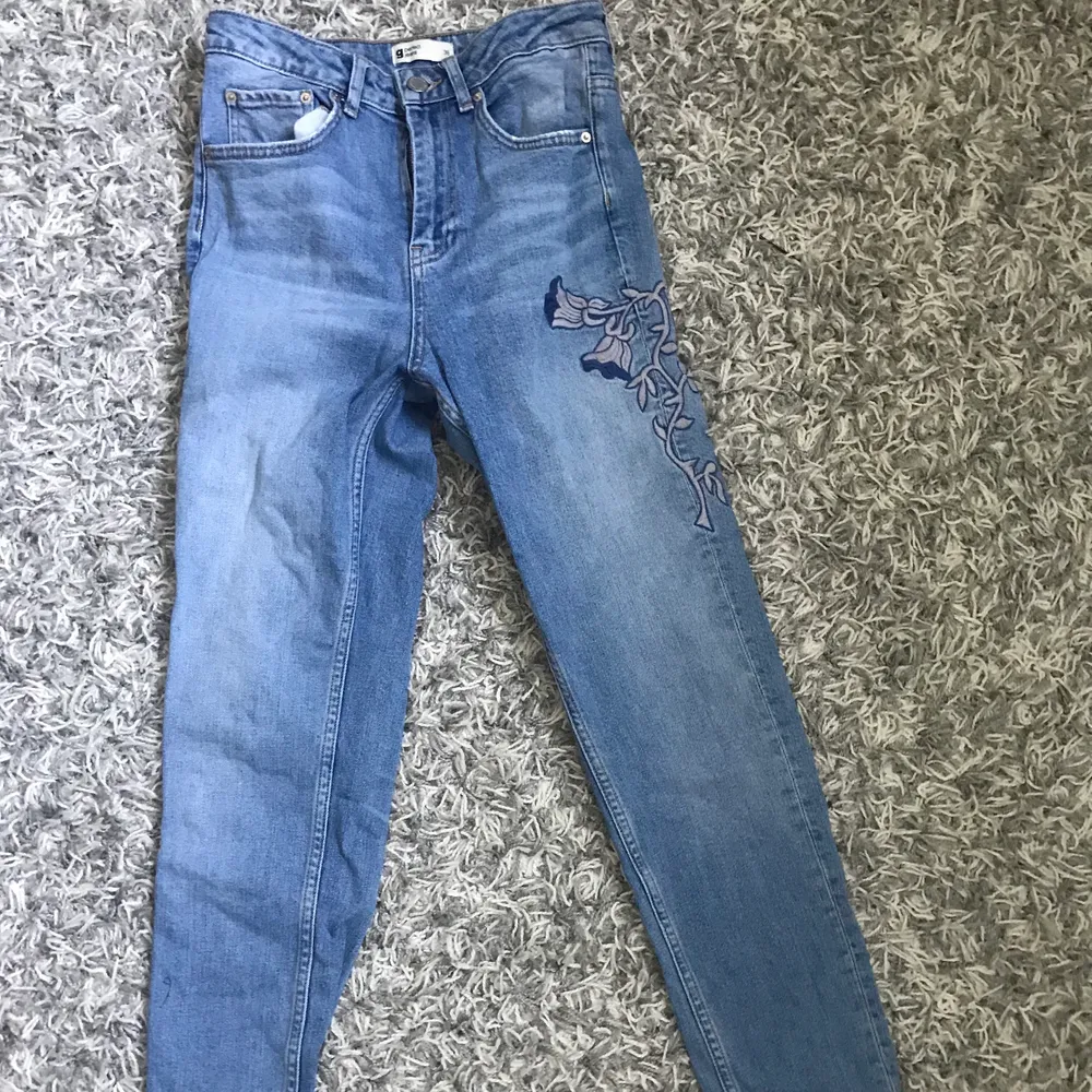 Stretch jeans med en broderad Blomma på sidan av benet.  Frakten betalar du ut över priset. Hör av dig om du är intresserad så löser vi Priset sen! Ha en bra dag! . Jeans & Byxor.