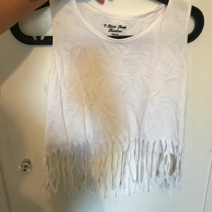 Linne med snören  - Oanvänt linne från Grekland i storlek medium 