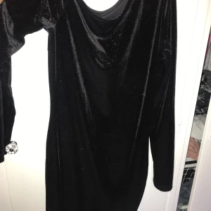 Fest klänning  - Använd en gång.  storlek 36 