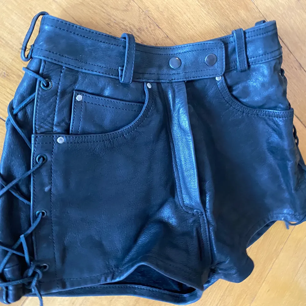 Vintage skinnshorts inköpta på episode i Amsterdam. Fint skick, riktigt bra kvalite. Som en storlek 36. . Shorts.